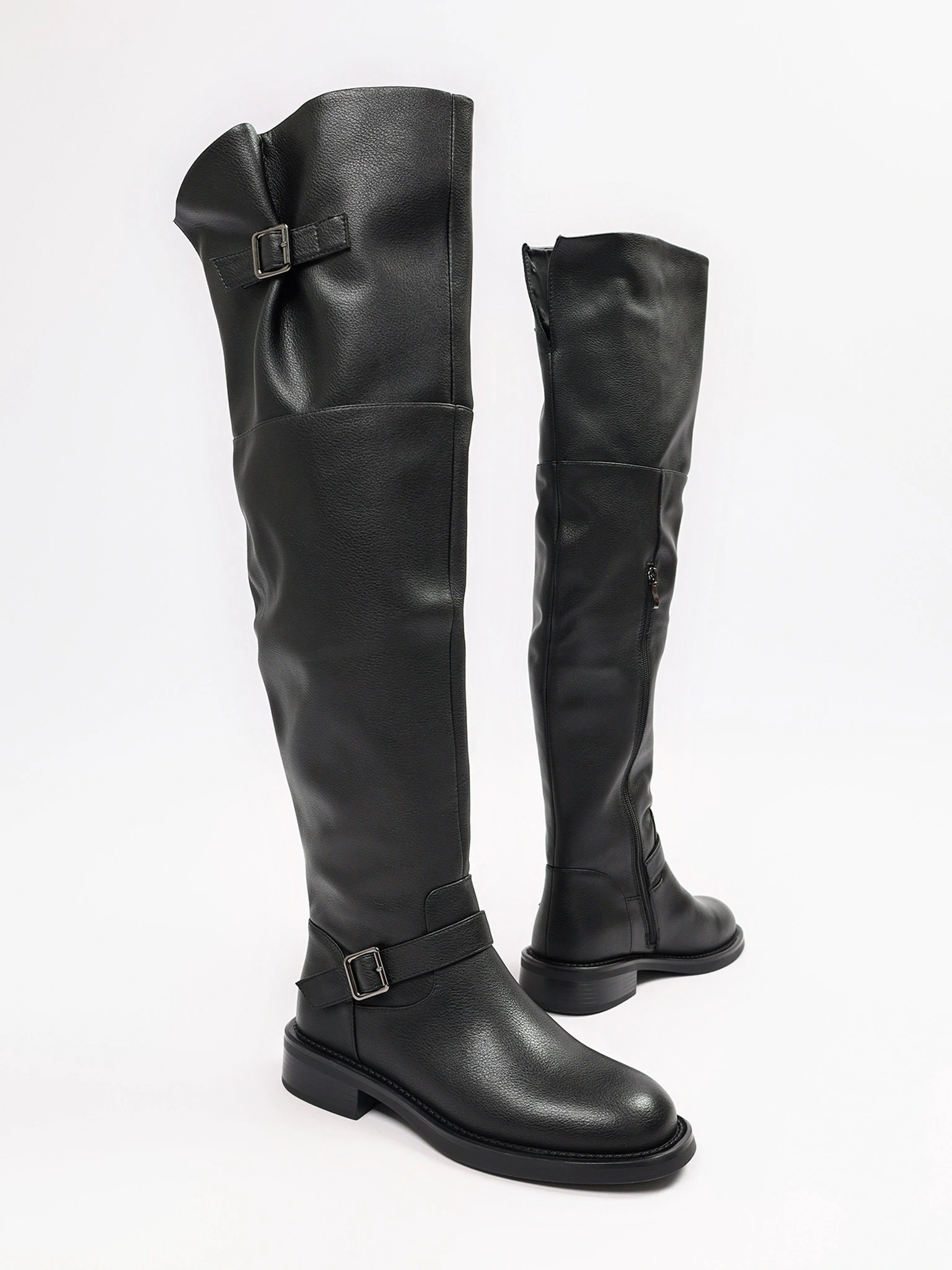 Ботфорты черного цвета на низком каблуке